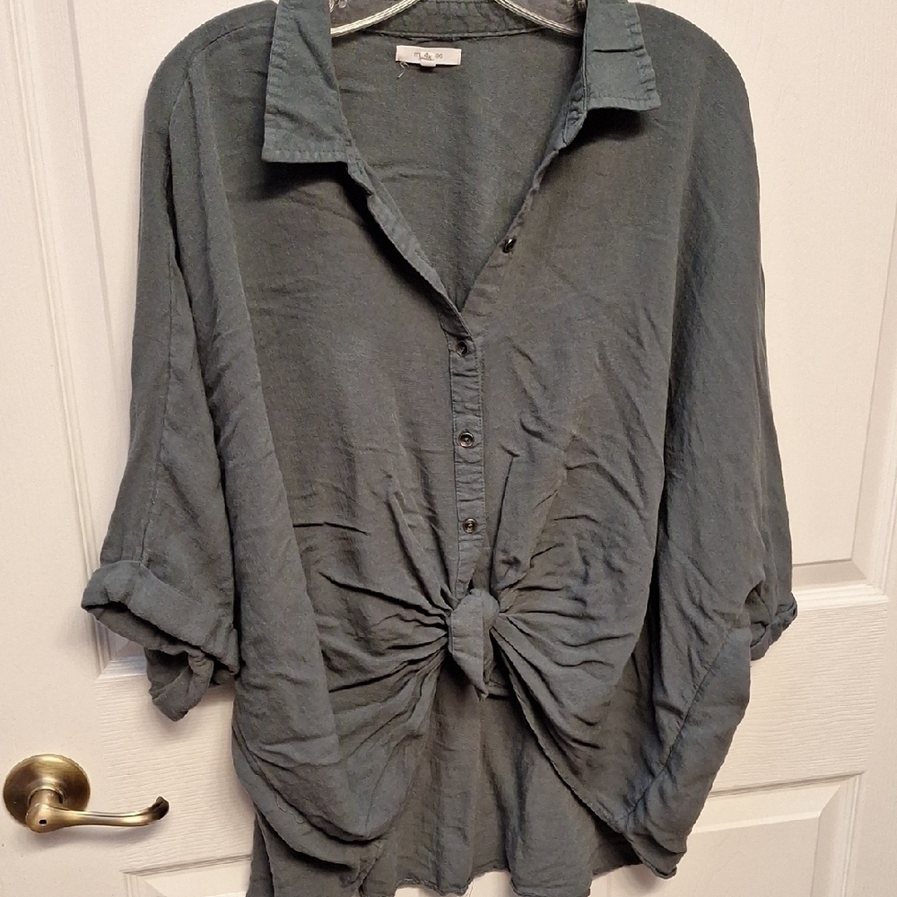 d. Women's Gray Button-Up Top Size 4X